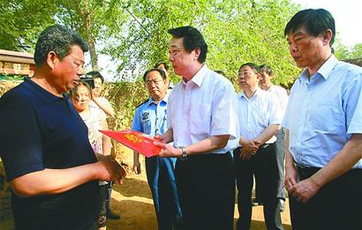 市領(lǐng)導(dǎo)慰問馮思廣家屬及張德山(圖)