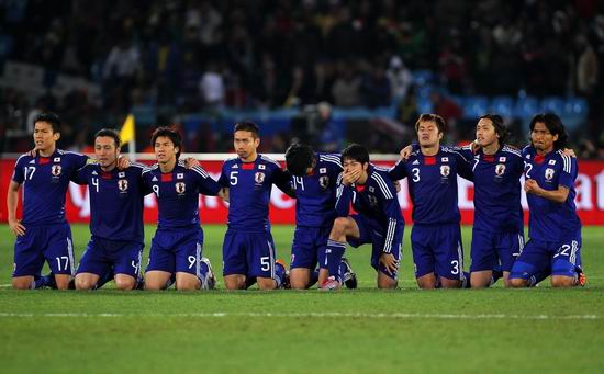 日本隊點球戰末輪10人并排跪拜祈求上蒼庇佑(圖)