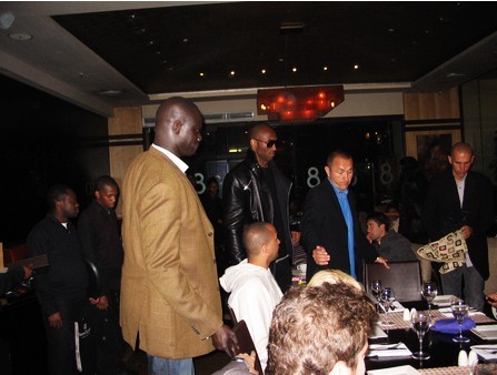 恰逢世界杯期間舉行的這臺時尚派對成為各路足壇名宿的大聚會,就連科比也出現在這晚的人群中。 陳均 張宴飛 圖