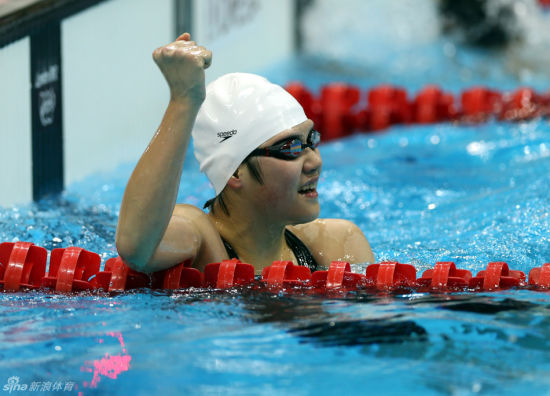 葉詩文握拳慶祝!