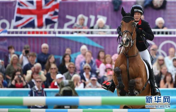 (倫敦奧運(yùn)會)(1)馬術(shù)——英國隊(duì)奪得馬術(shù)三項(xiàng)賽團(tuán)體銀牌