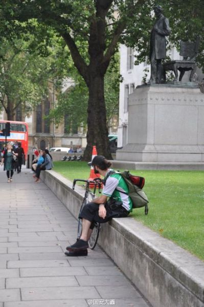 網友拍攝到倫敦街頭穿國安球衣的白人