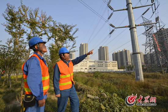 圖為濟南供電公司保電工作人員對保電線路、桿塔進行巡視1。.jpg