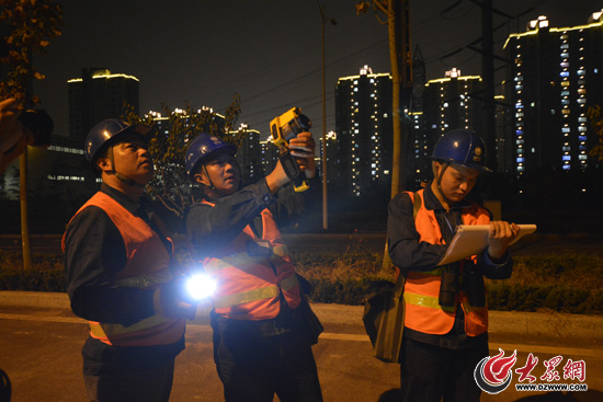 圖為開幕式過程中,濟南供電公司保電工作人員對線路桿塔進行測溫并做記錄1。.jpg