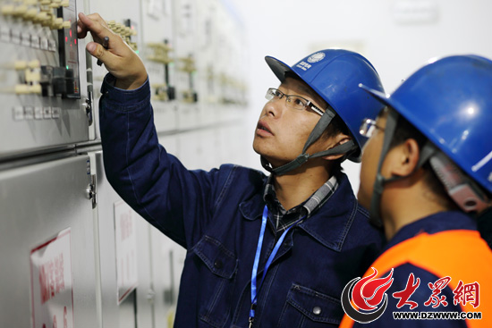 濟南公司變電檢修室工作人員監視西客站設備運行狀況1.jpg