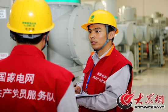 濟南公司變電運維室工作人員在西客站變電站設備區進行巡視1.jpg