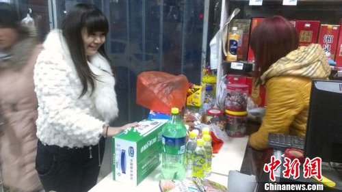 河北邯鄲因上游水污染大面積停水 市民超市搶水