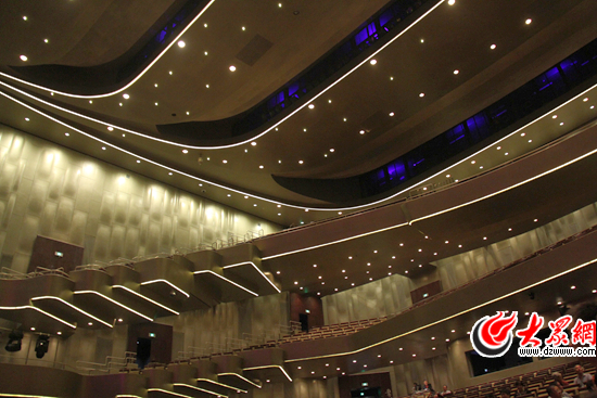 大劇院歌劇廳內(nèi)金碧輝煌,被稱為“金色大廳” 見習記者 馬俊驥 攝