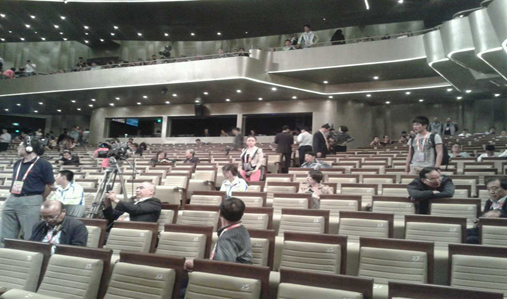 晚上6:30左右,參加開幕式的觀眾和媒體記者陸續(xù)入場2.jpg