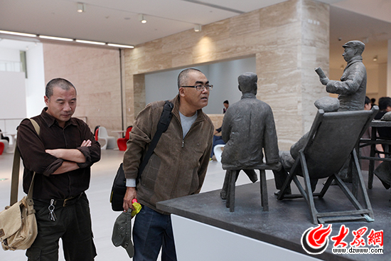 本次美展吸引了眾多中青年美術(shù)家和美術(shù)愛好者的參觀 楊春衛(wèi) 攝.jpg