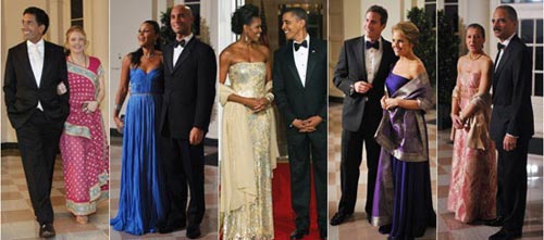 24日美國國宴第一夫人米歇爾-奧巴馬身著亮片無肩帶禮服、精力飽滿自信。