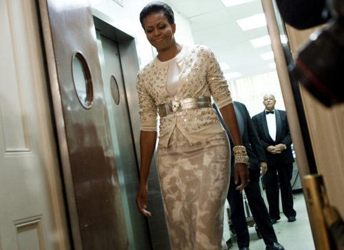 米歇爾光彩照人的邁入宴會廳,看上去精力旺盛