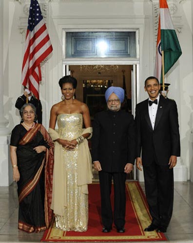 米歇爾米色閃亮的晚禮服與印度總理夫人傳統(tǒng)服飾形成對比