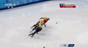 在剛剛結束的冬奧會短道速滑女子500米決賽中,中國選手李堅柔奪得冠軍,其他三名選手均在比賽中摔倒。