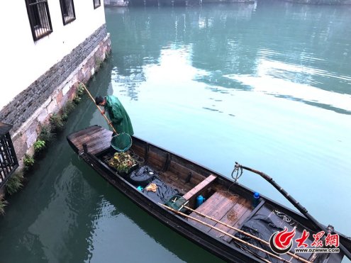 1��11��14���峿������ӭ�����������绥�W����Ğ�����ž��^���o��æµ�������У�һ�������ˆT���u��ľ�������ӵ����󱊾Wӛ�� ��˼˼ �z.JPG