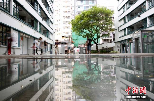 香港多元化和蓬勃發展薈萃了中西文化風格,在過去20年來取得顯著成就。這些成就建基于“一國兩制”之上,藉此香港能充分利用本身的優勢而進一步發展。香港成功實踐的幾個大型基建項目作出了莫大貢獻。其中,西九文化區是繁囂都市中的一片靜土。變身成為文化創意地標“PMQ元創方”,是“保育中環”的項目之一。位處舊啟德機場跑道、簇新的啟德郵輪碼頭也成了全球其中一個亮點。圖為踏進開滿設計師工作室和時尚店鋪的“PMQ元創方”,這里有著豐富的歷史故事,是1951年落成的香港三級歷史建筑,曾經是香港著名學校和警察宿舍。中新社記者 洪少葵 攝