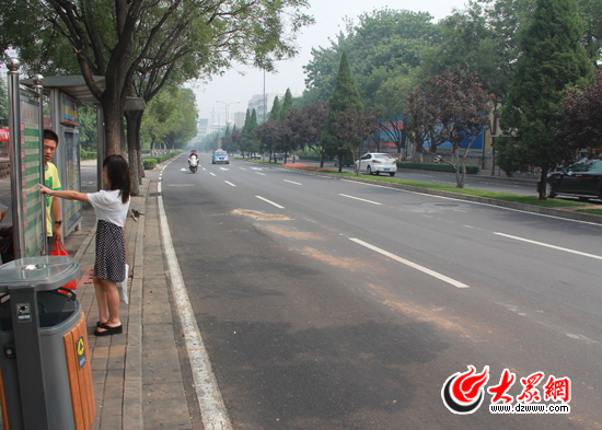 慘劇事發(fā)地:舜耕路西側(cè)的“會(huì)展中心”公交站