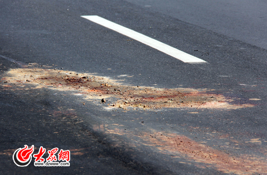 厚厚的泥土沒有掩蓋住現(xiàn)場(chǎng)遺留的大片血跡