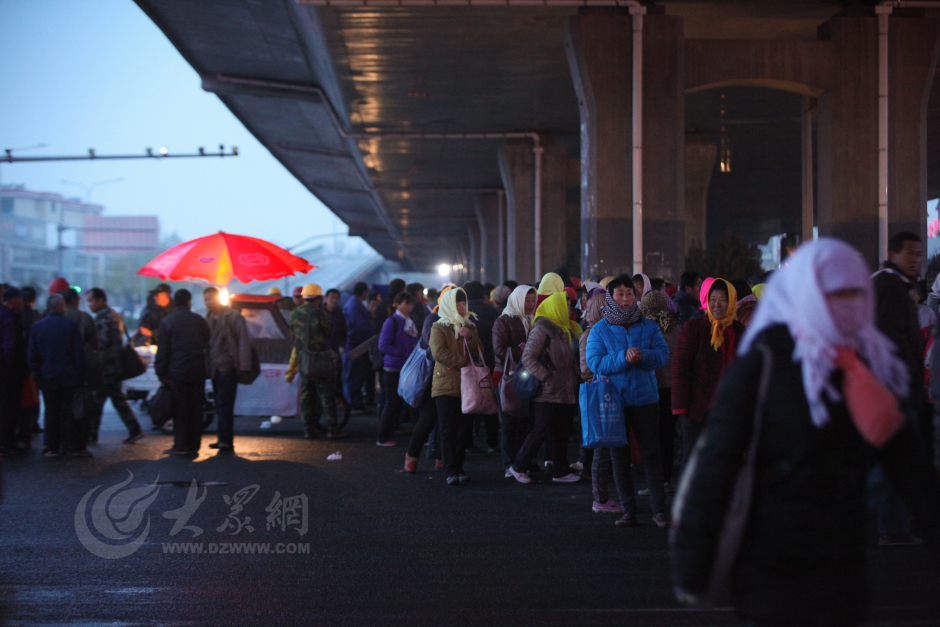 2015��4��13�գ�����5�c�룬�섂�ƕԣ���������h�ͽ���·���L������ھ͟��[��������ǧ���r�񹤾ۼ��ڴˌ��ҹ���������r�񹤺͹���֮�g�������裬�@���ڄ����Ј��Ѵ����˶��ꡣ