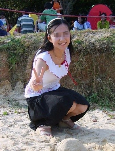 �˝���ǰ��һ�����ε�ɳ��ǰ�gЦ����΢����������Ƭ�Ǹ��H���µġ�