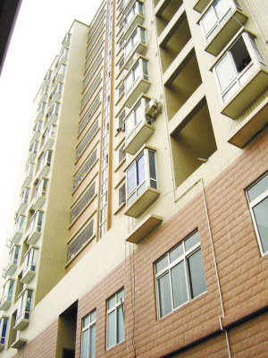 二人從6樓墜下身亡,尸體被運走。