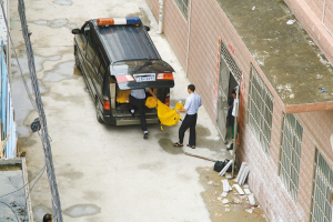 與兒媳吵架婆婆抱孫跳樓雙亡