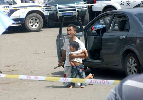 犯罪嫌疑人劫持人質(zhì)現(xiàn)場,被警察包圍。