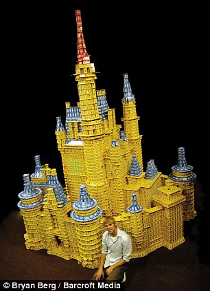 伯格在美國佛羅里達州奧蘭多市用紙牌復制了迪斯尼樂園的灰姑娘城堡。