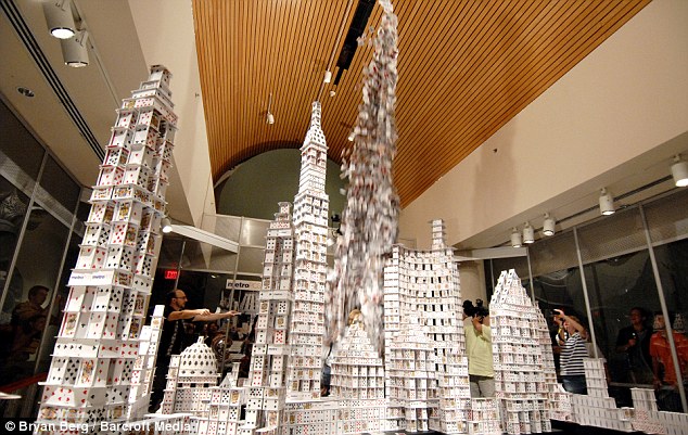 2006年,布雷恩·伯格用1060副紙牌搭建了7.9米高的達拉斯高樓模型,并創造了當時的吉尼斯世界紀錄。