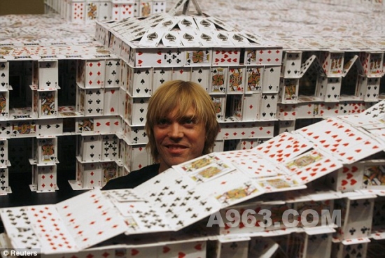 2006年,布雷恩·伯格用1060副紙牌搭建了7.9米高的達拉斯高樓模型,并創造了當時的吉尼斯世界紀錄。