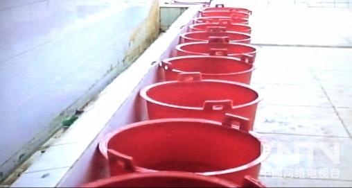 新建縣不少中小學校的廁所內(nèi)突然擺滿了紅色的塑料桶