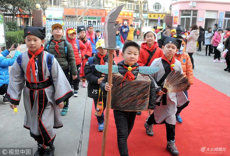 2018��3��5�գ��ڝ�(j��)���н�(j��ng)��·С�W(xu��)��ͬ�W(xu��)���b����Լ�ϲ�g�ĕ�(sh��)���е������(l��i)���W(xu��)У��У�@�м��л����ӡ���(��i)ɯ������Ҳ���P(gu��n)���T������߀�и�����š���