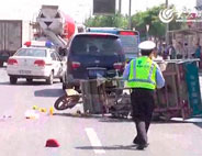 商務(wù)車刮到三輪車,傷者搶救無(wú)效死亡