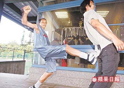 愛打籃球、自稱小時(shí)踢過足球的蘇安生(左)拿臺媒記者示范踢扁動作,架勢十足。