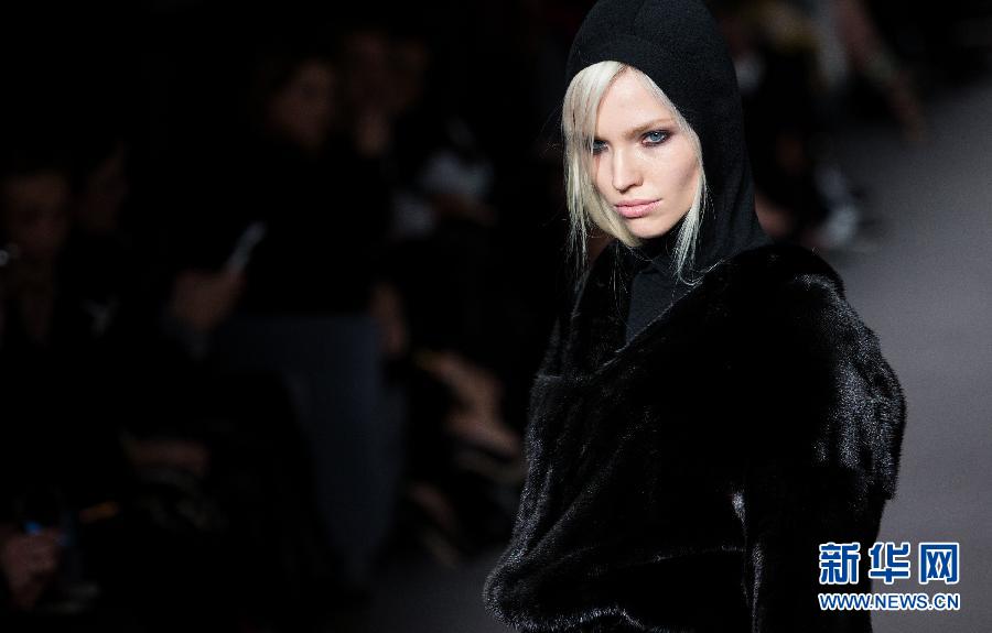 2��17�գ�ģ����Ӣ�����ؕr�b����չʾTom Ford 2014�ﶬŮ�b��