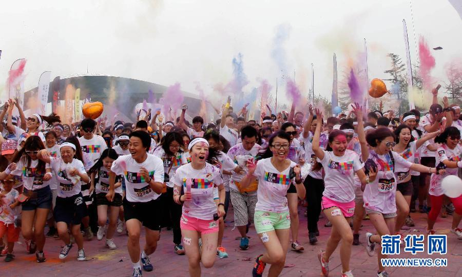 6��21�գ����f�����������R�۱����@���@����5�����ɫ���\�ӡ����¾W(w��ng)ӛ�� ��T �z