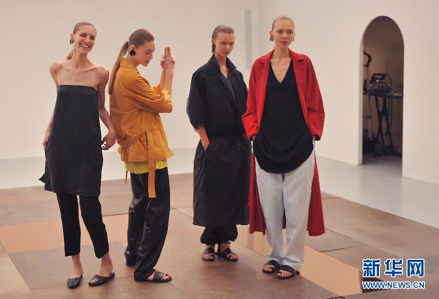 9��24�գ�ģ���ڰ���r(sh��)�b��չʾNEHERAƷ������ϵ�з��b��Ʒ����(d��ng)�գ�����9���2015���İ���r(sh��)�b���M(j��n)��ڶ��졣