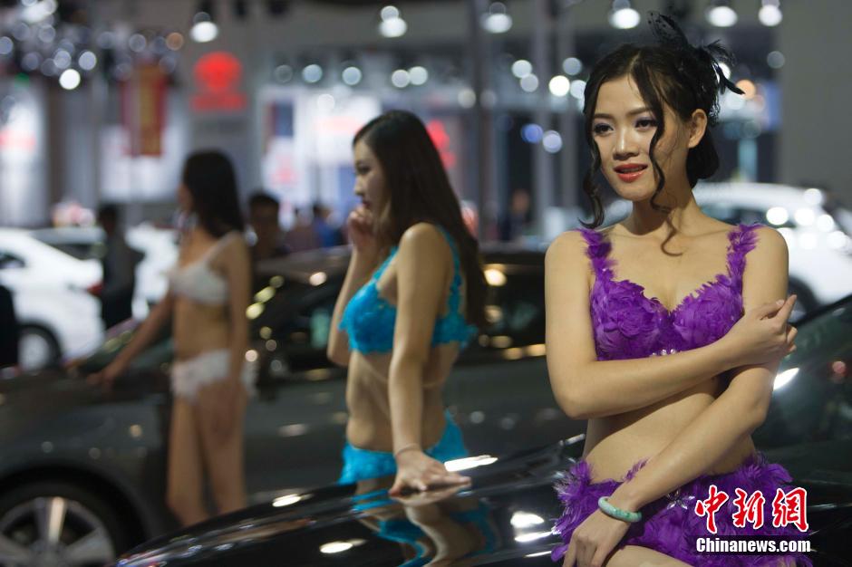 10��18�գ�ɽ��̫ԭ�ڰˌ�TOP���H܇չ�����M�У����Ժ�����Ĕ�ʮ��֪����܇Ʒ�Ƽ�����չ���ഺ�n����܇ģ�ڴˡ����涷�G��������һ������܇��Ů����ҕ�Xʢ�磬׌ǰ�텢�^����һ��۸���