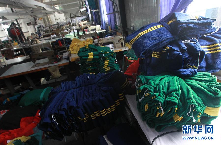 (新華視點·圖片版)(2)上海學生服檢出致癌物質 學生用品質量把關尚待加強