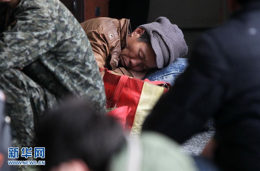 1��18�գ����Ϻ���܇վ��܇��������ſ��������˯���ˡ�����������܇�����ϼҸ��C��(hu��)�����z�����Ǜ]���I����Ʊ��һ��һҹ����;��(du��)�����f�ǂ�(g��)��С�Ŀ��(y��n)��