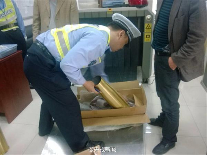 5��11�����磬�Ϻ������օ^(q��)����(zh��n)�������ڙz��վ���ڌ��^��܇�v�M�а��z�r����һ�v��܇�����l(f��)�F(xi��n)�ɂ���������X��C�z��l(f��)�F(xi��n)�������b�Ѓ�ö�ܠ���Ʒ����(j��ng)�_��z�飬�l(f��)�F(xi��n)��2ö100����Ş���ڏ���