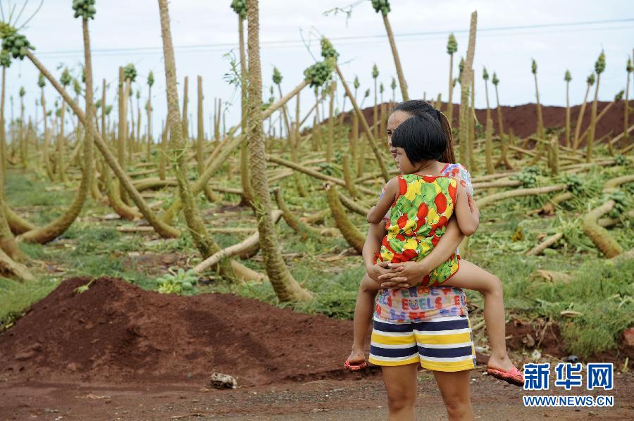 7��19�����ڏV�|տ�����h����������壬һλ����������վ�ڱ��_�L�p���Ĵ�Ƭľ����ǰ��