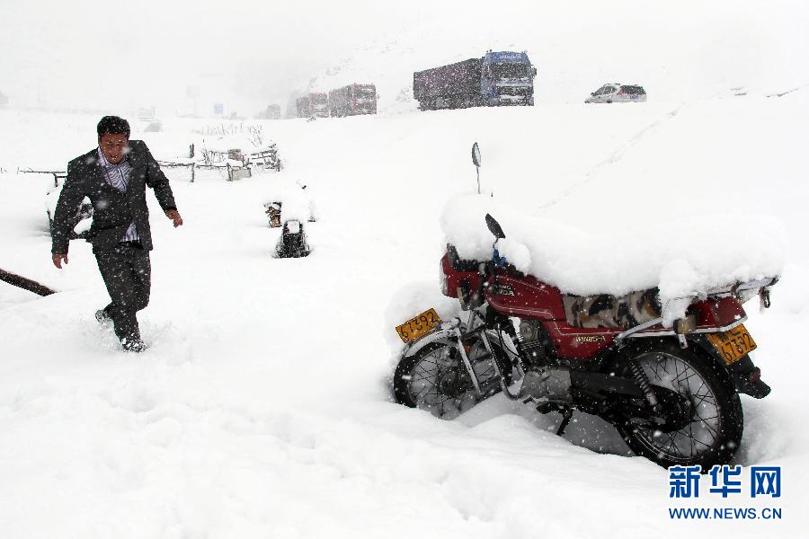 9��12�գ�܇�v���½����ܽ�ѩ·�ξ�����񂡣����՚�Ӱ푣��½����ܵ؅^���ս����˽����׈���ѩ���o�����r���I�ͽ�ͨ�����˲�ͬ�̶ȵ�Ӱ푡� ���A��l�������� �z��