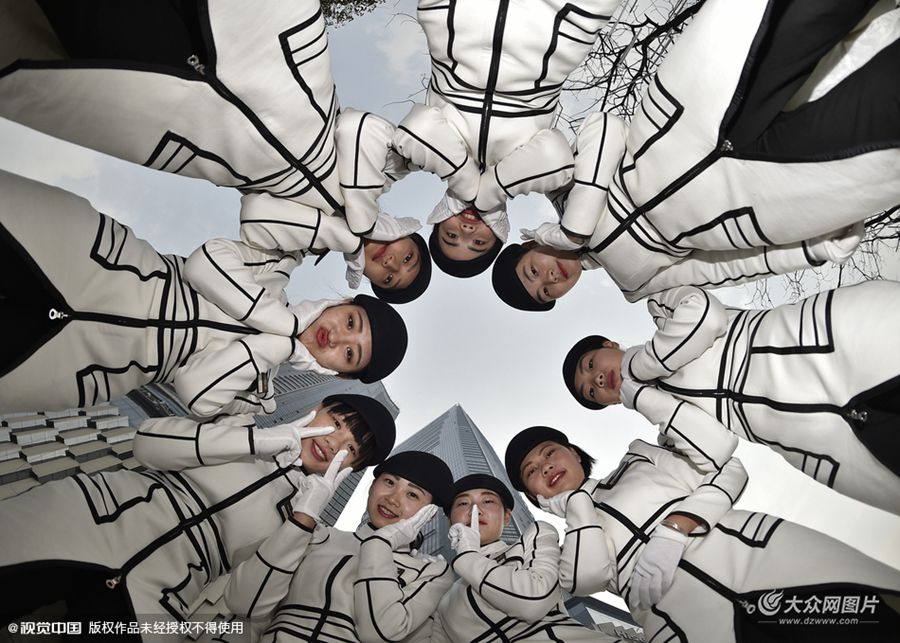 1��7�ĸ������ˡ�Ư�������ݡ����׵����ס������İ�ɫ��β����С�ɵĺ�ɫؐ��ñ�����µ��w�Ċy�ݡ���һ�펛���³��Ĵ����������Ԍ��I(y��)��ָ�]�քݣ�ʹ��ĳ�V����Ů�ӌ�܇�꠆T���ɞ����Lɳ���^��һ���n���L����