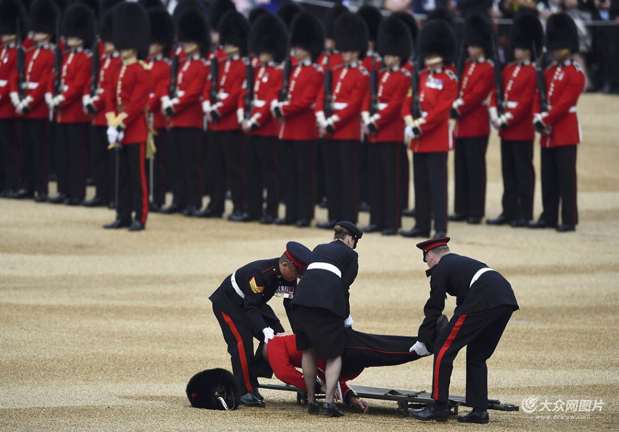 ���ؕr�g2016��6��11�գ�Ӣ�����أ�Ӣ���e�лʼ�܊�醱��xʽ�o��Ů��90�q���գ�һ��ʿ��������