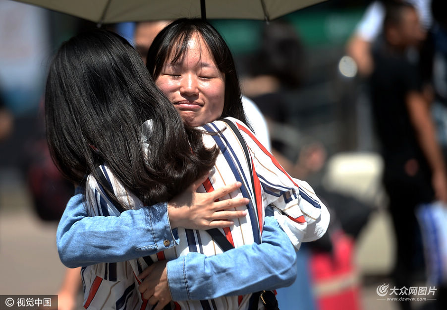 6��25�գ�ɽ�|ʡ�����У�6�µ׸���Уӭ�����I�x�e����һ����W���x�_У�@���ڝ��ϻ�܇վ�����������N�y���y�ֵĮ��档