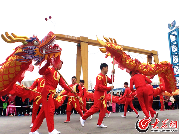 2、舞龍俗稱玩龍燈,是一種中國民族傳統民俗文化活動之一。每逢喜慶節日,人們都會舞龍。(大眾網記者 張瑪睿 攝).png