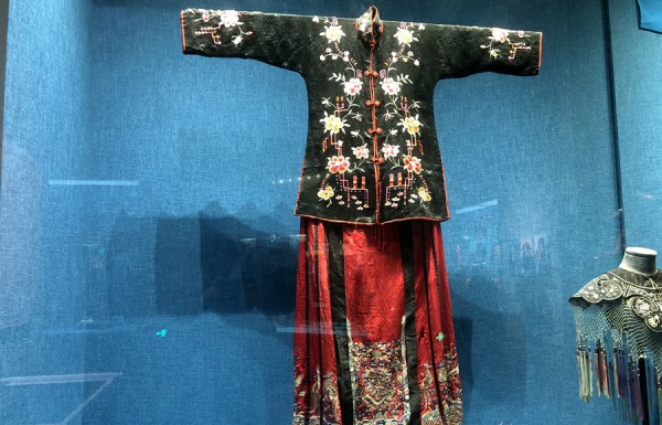 10��23�����������루������ʡ�^�У�ý�w���x��60�ꡤ�����V�������Ͳ��L��Ӳ��L�F���M�V�����岩���^�������ٔ�����ķ�����������N���������Ļ���ɫ�����󱊾Wӛ�� ��˼˼��.jpg