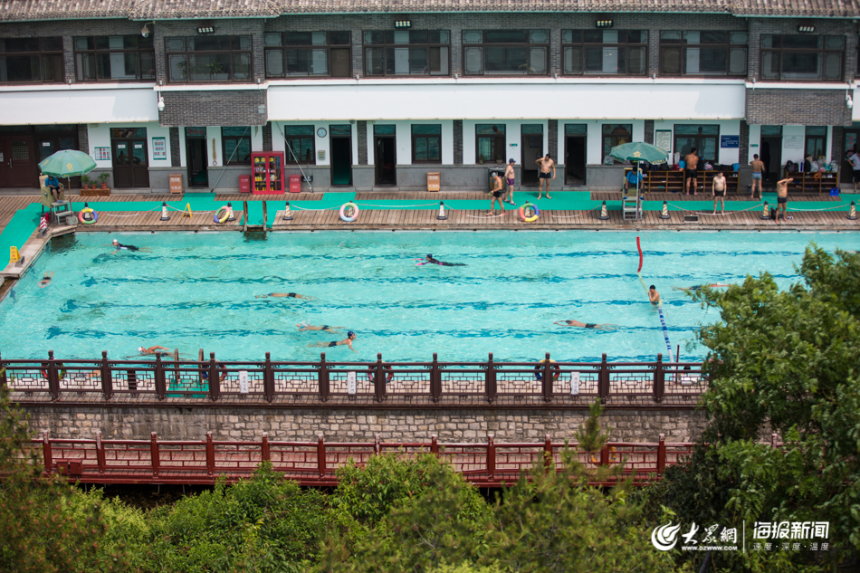 �D1 ���������£������ںڻ�Ȫ�ϵ�Ȫˮԡ��(ch��ng)��Ӿ����������������󱊾W(w��ng)������(b��o)��?d��ng)��?���ٔz.jpg