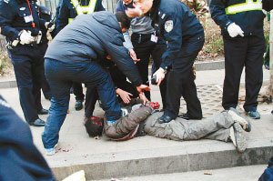 ɽ�|̩�����˘���(zh��n) ·�˷Q������ű��ڡ�(�D)